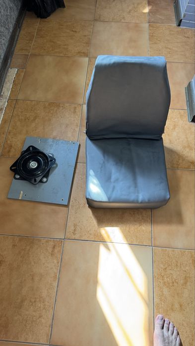 Кресло складное с поворотным устройством.