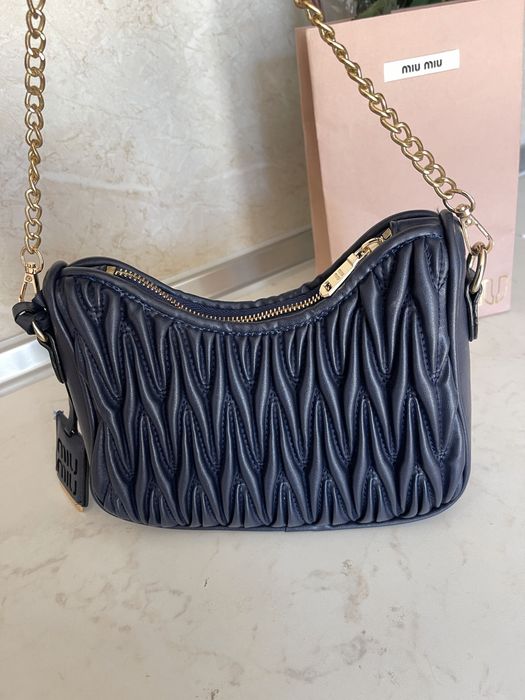 Miu Miu matelasse тъмносиня дамска чанта