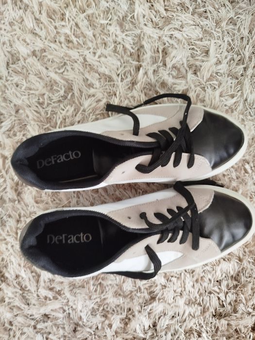 Кецове.   Defacto