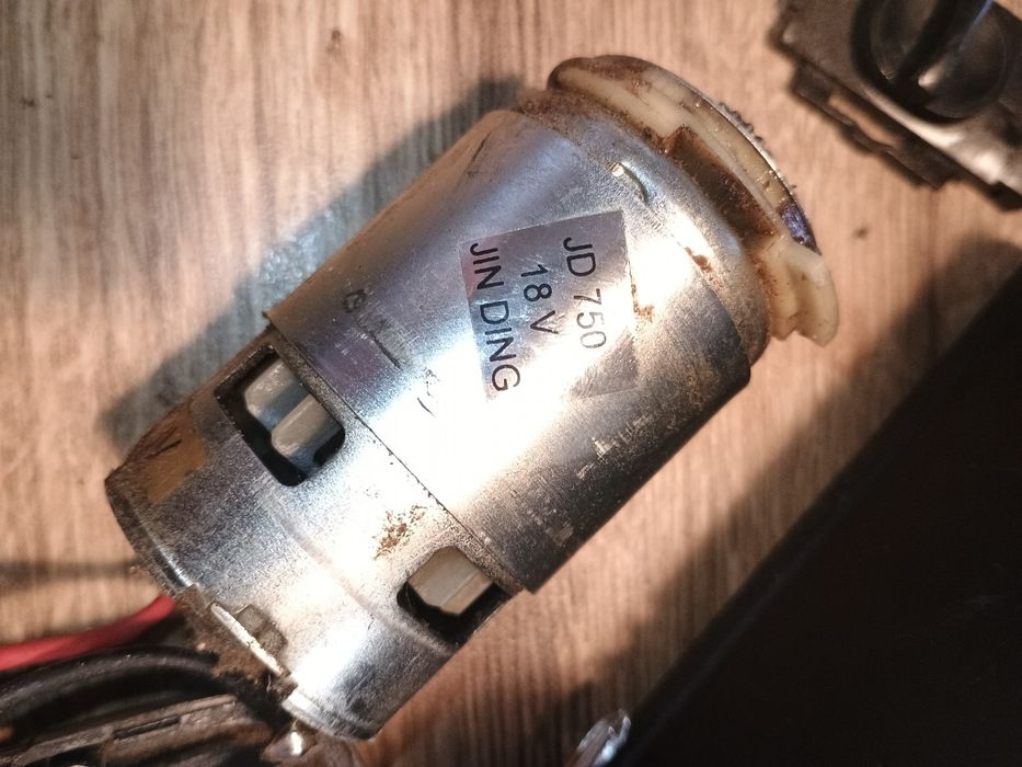 Dezmembrez filetante ,motoare,mandrine ,butoane ,tranzistoare