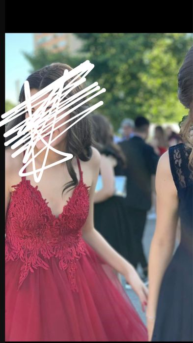 Червена рокля, носена е веднъж за повод