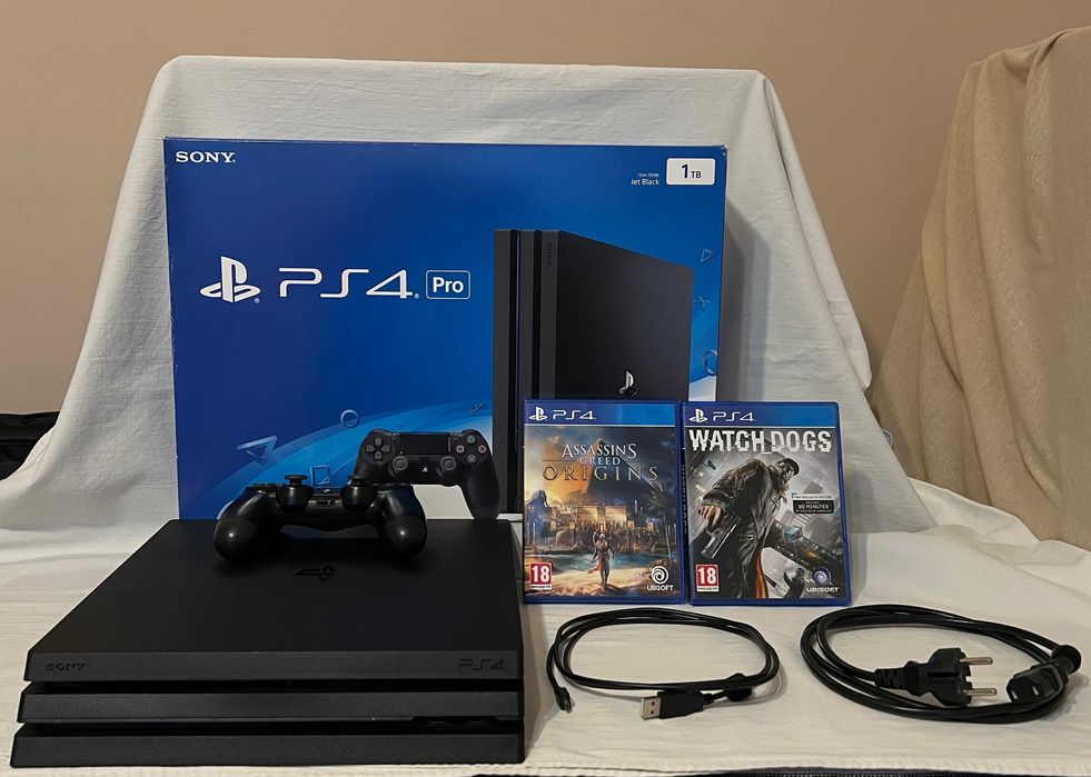 PlayStation 4 Pro 1TB (CUH-7016B) + 2 игри + вертикална стойка