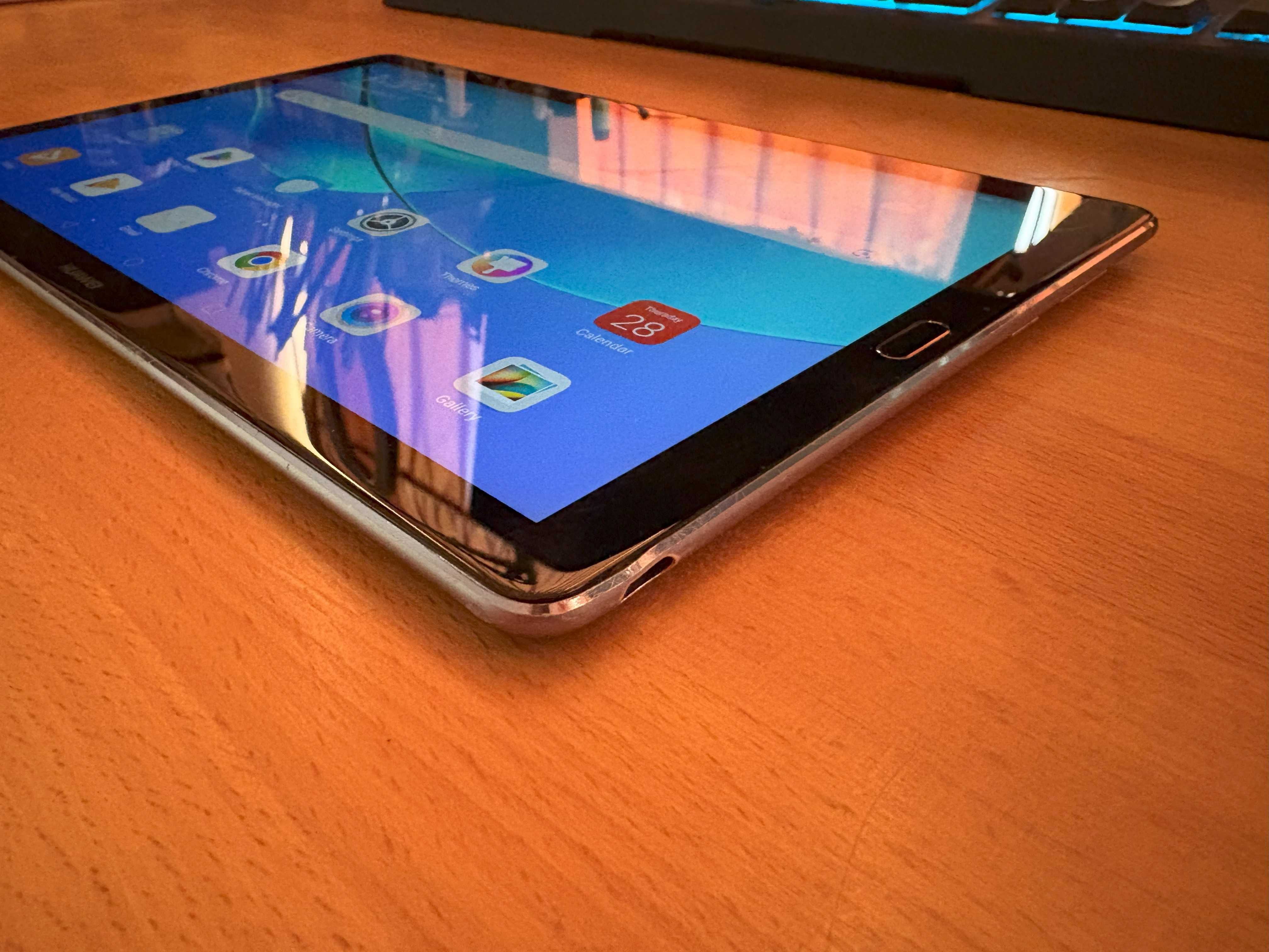 Таблет Huawei MediaPad M5 + кейс с клавиатура