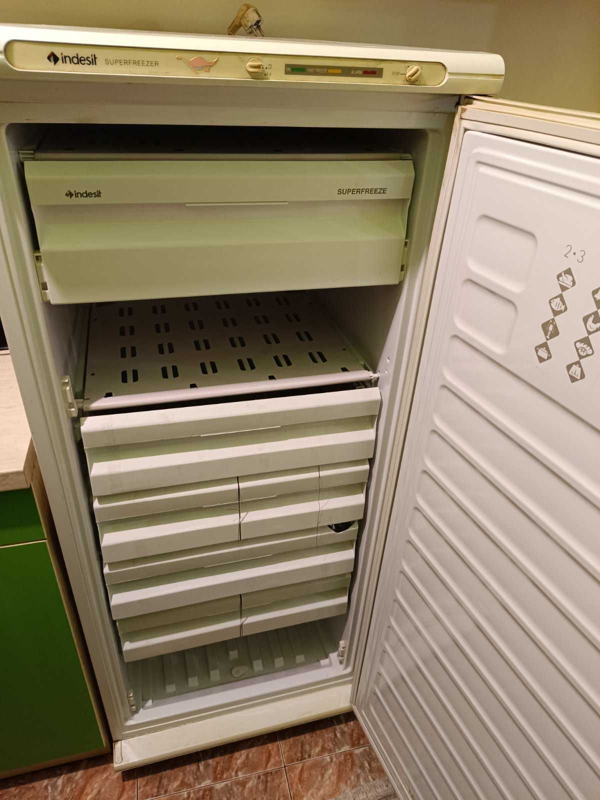 Продавам фризер Indesit