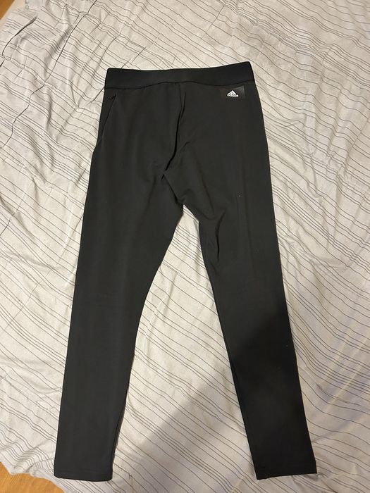 Черни спортни клин-панталони с бял графичен елемент