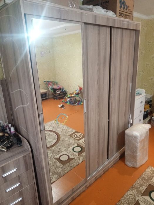 Продется Б/У спальный гарнитур с матрасом и раб.полками, все работает