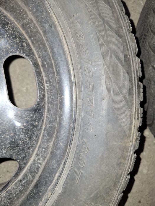 Roata cu anvelope de iarnă Nexen 185/55 R14 80T și jante tabla