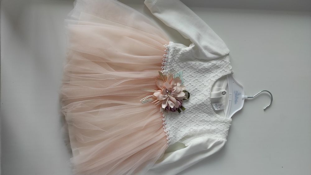 Продам платья 2-6 месяцев