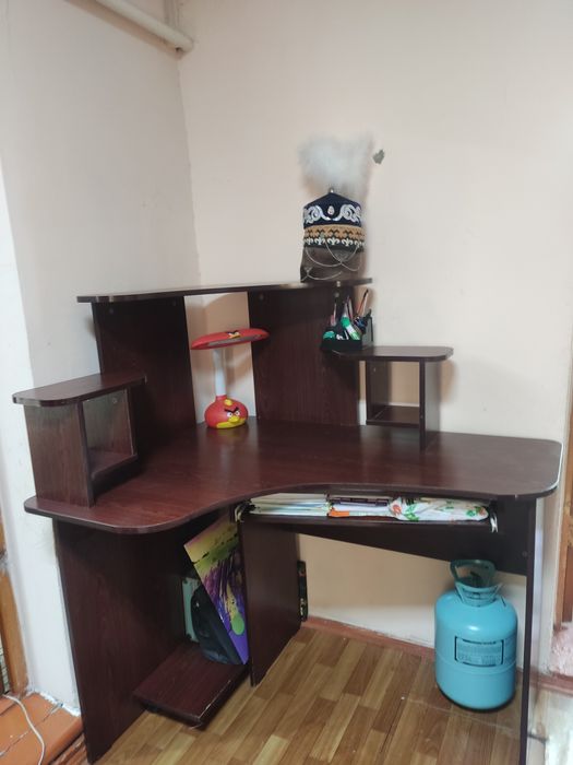 Компьютерный стол для учеников