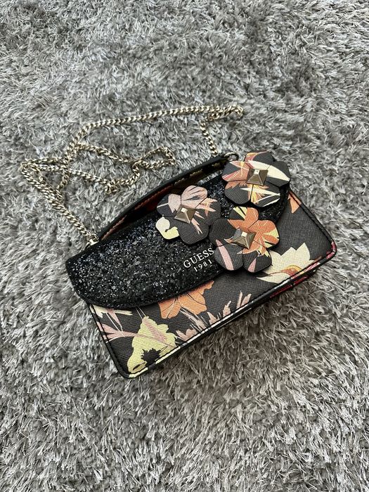Чантичка Guess с цветя