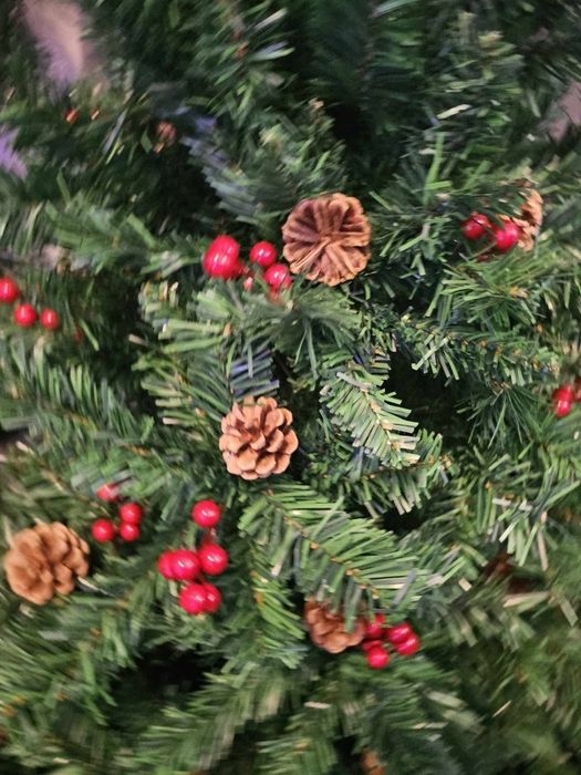 Изкуствена елха Luxury Diamond с червен глог и шишарки