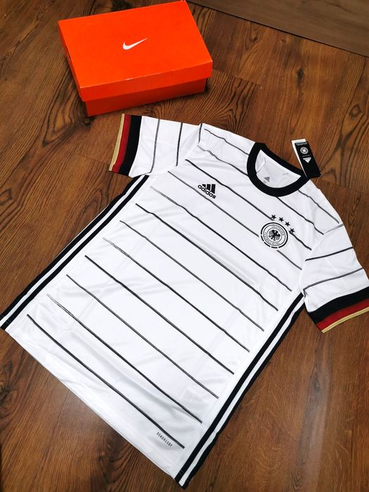 Tricouri de fotbal noi, originale, cu etichetă – de vânzare!