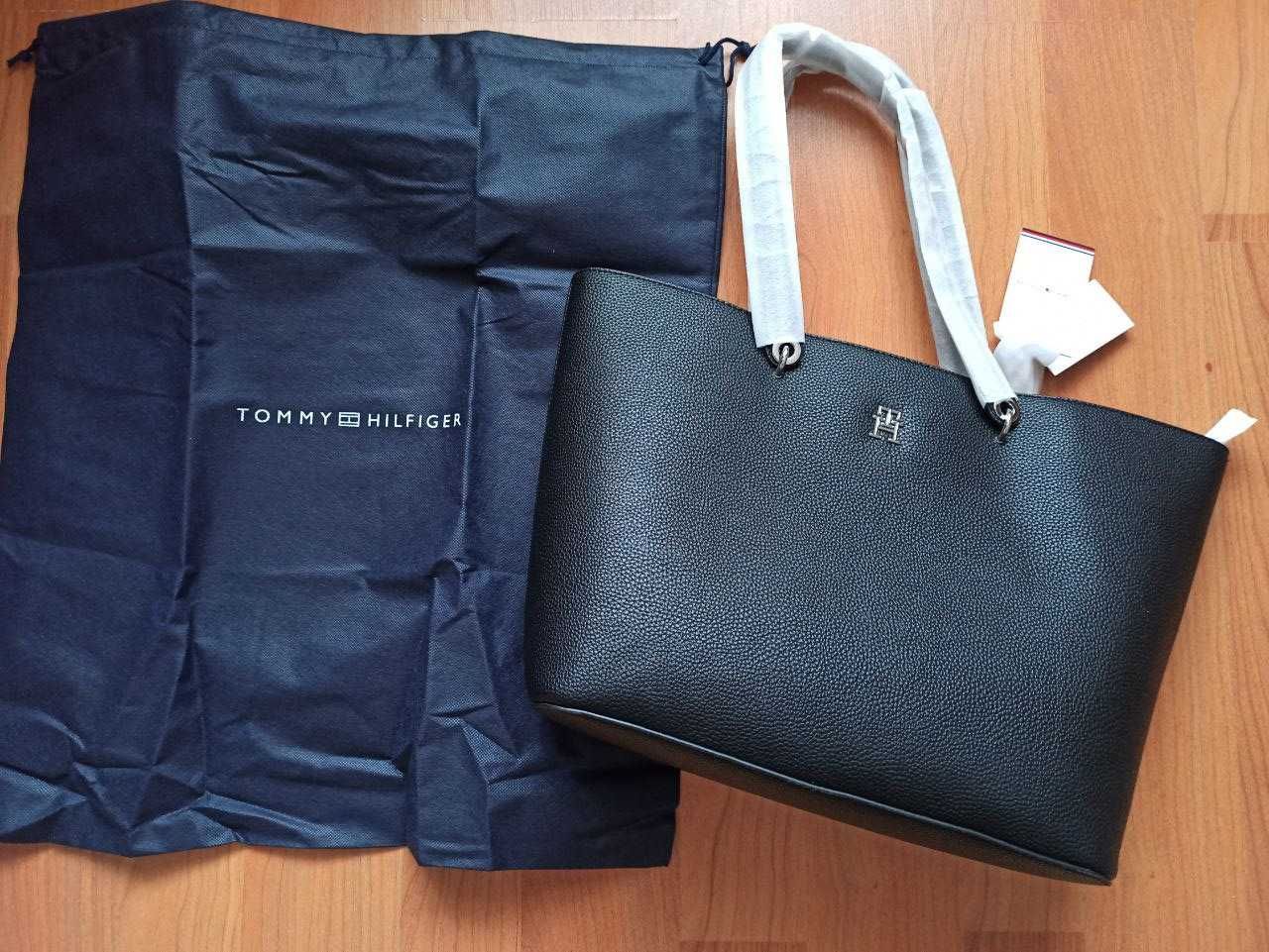 Tommy Hilfiger
EMBLEM TOTE - black