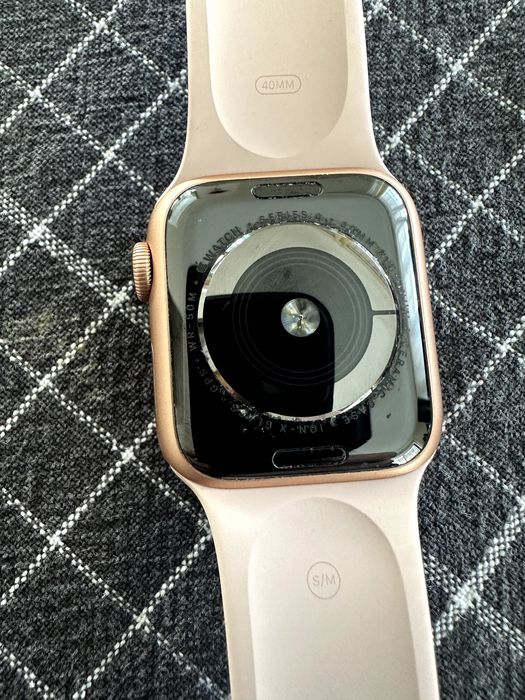 Apple Watch Series 4 (40 mm, Gold Aluminum, GPS), stare excelentă