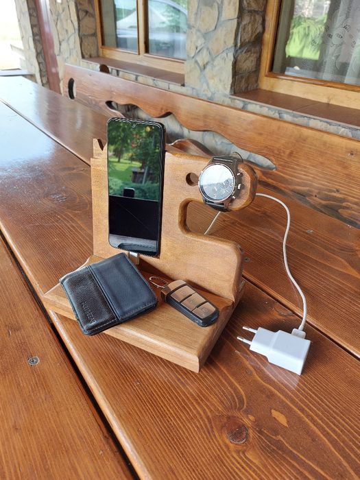 Suport de telefon și accesorii din lemn