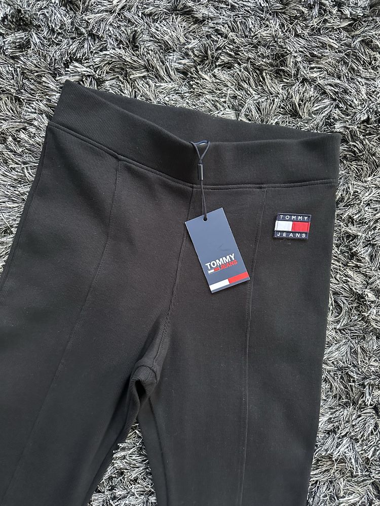 Tommy Jeans (Tommy Hilfiger) рипсен клин с широк крачол и цепка НОВ
