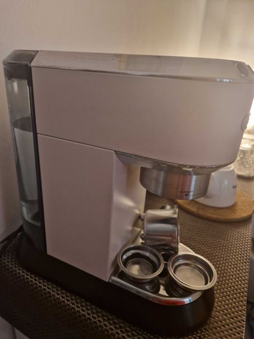 Кафемашина еспресо DeLonghi