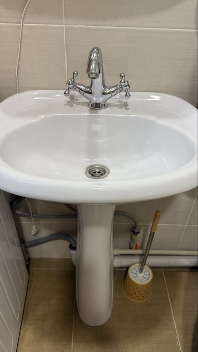 Продаю раковину «Тюльпан» со смесителем — в отличном состоянии!