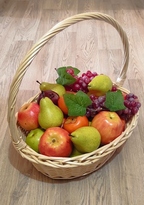 Корзина с декоративными фруктами