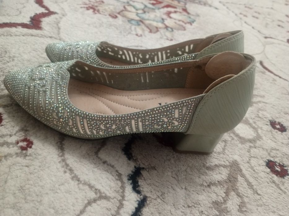 Ayollar tuflisi sotiladi