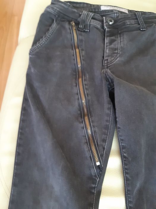 Blugi de culoare negru