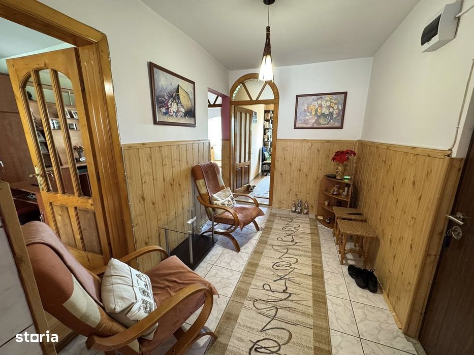 Apartament cu 3 camere /balcon/ pivnita/ zona Valea Aurie