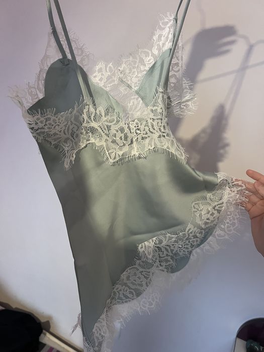 Сатенен топ с дантела