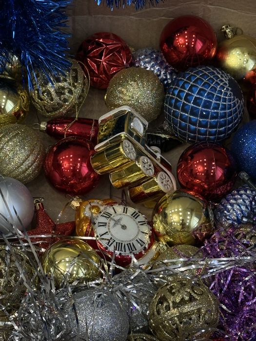 Елочные игрушки украшения целая коробка. Шары гирлянда мишура дождик