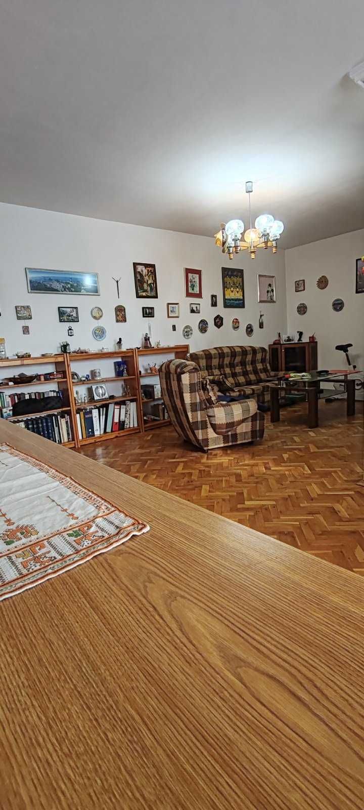 Тристаен апартамент в Център