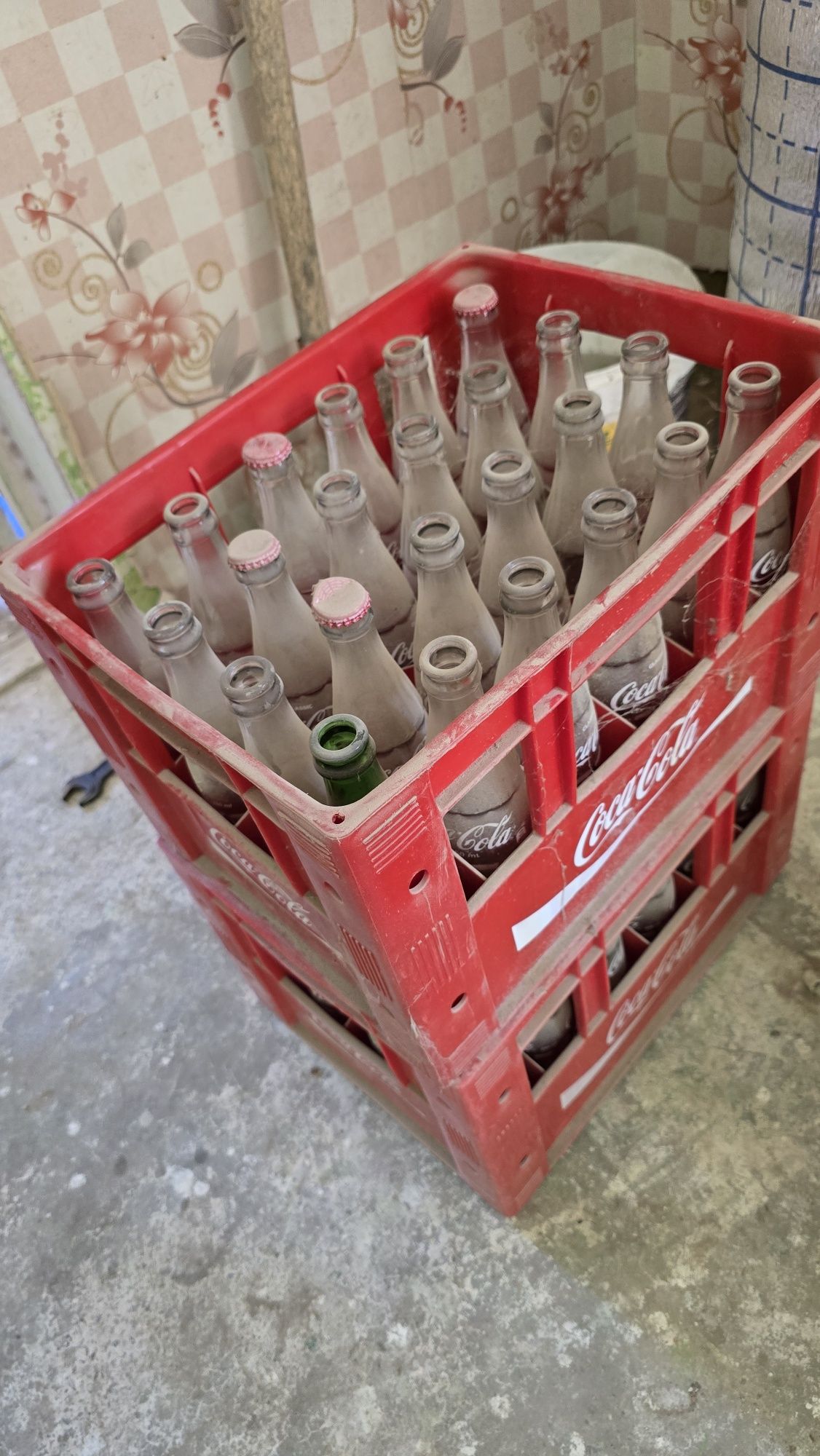 Yashik va cola butilkasi bilan