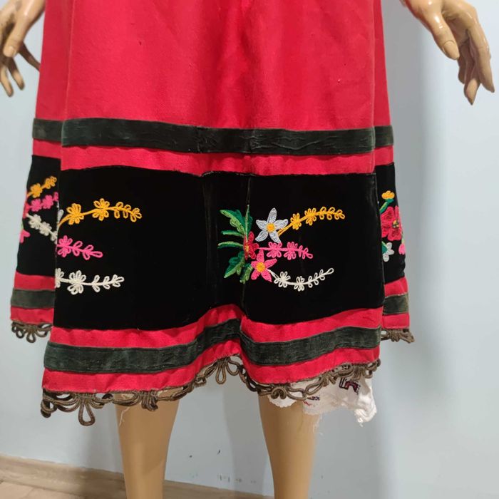 Продавам стар ансамблов сукман