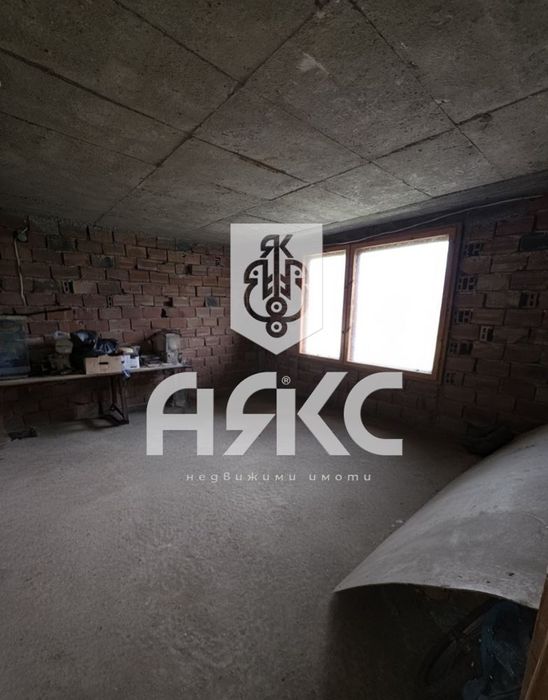 Продава се къща в с.Боснек на 25км от София