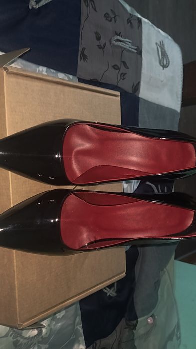 Pantofi damă, cu toc subțire stiletto din piele lăcuită neagră