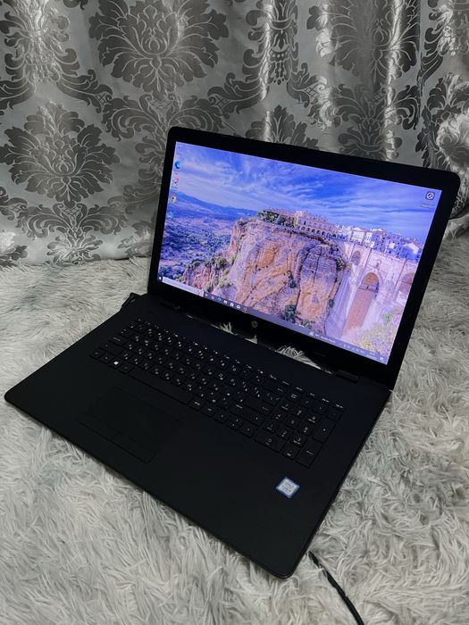 Продам Hp 17bs-004ur / i5 7gen/ ddr4 4gb/ssd 240gb