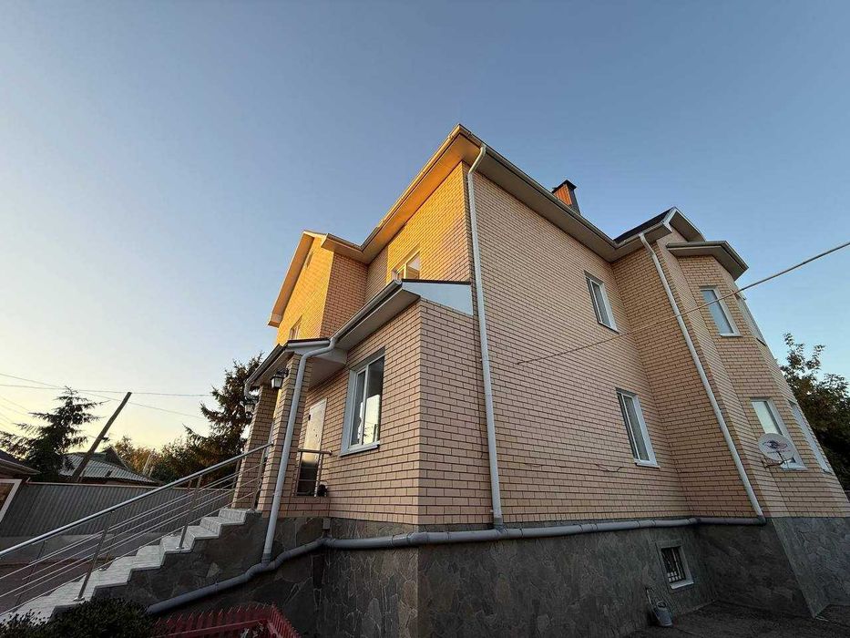 Продается  коттедж в центре города. Можно под коммерцию