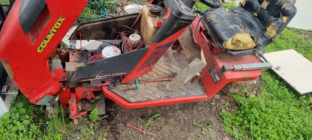 Vănd tractoraș de tuns iarbă .
