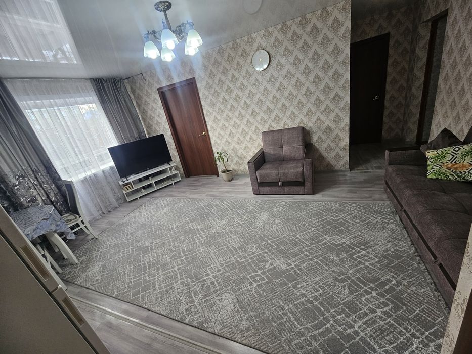 Продам трёхкомнатную квартиру в районе магазина "Спутник". Пластиковые