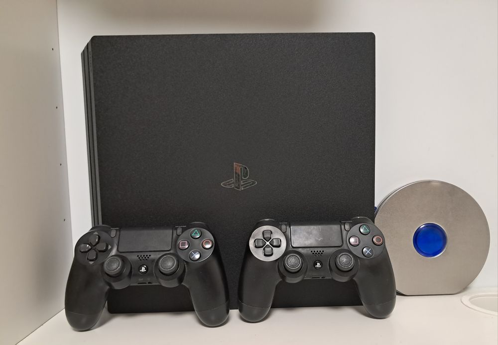 Playstation 4 pro + 3 диска + 2 джойстика + футляр для дисков +шнуры