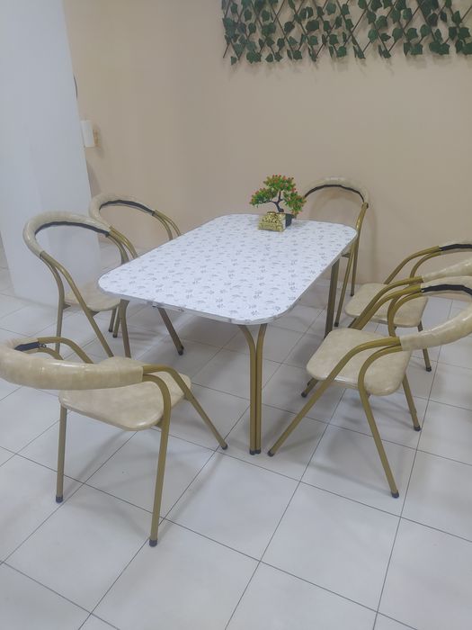 Стол стулья в новом состоянии