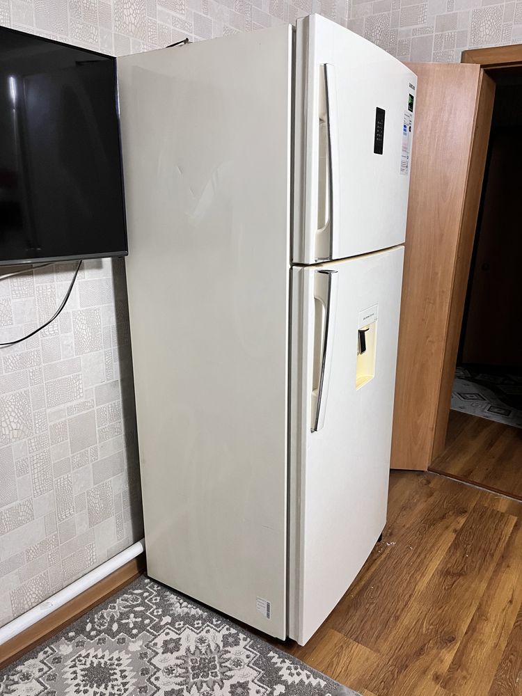 Большой холодильник б/у
