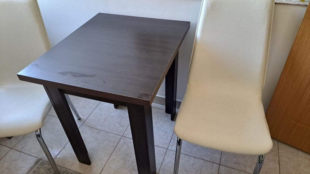 Vând masa și doua scaune bucatarie