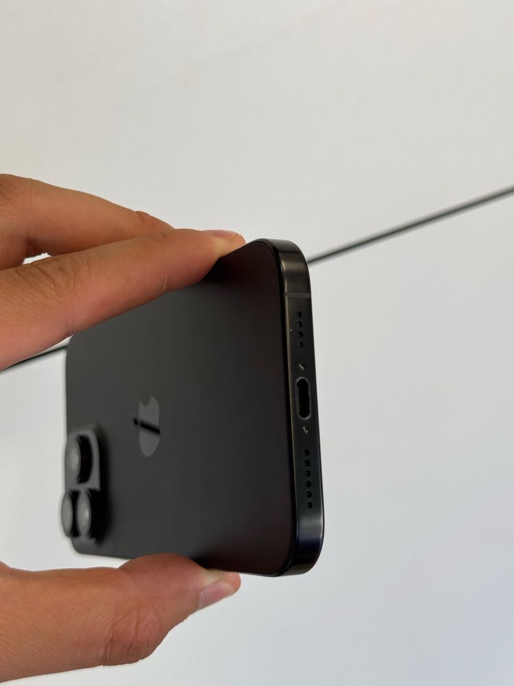 Продавам отличен iPhone 16 PRO MAX