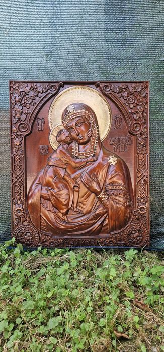 Icoana scluptata cu Maica Domnului și pruncul