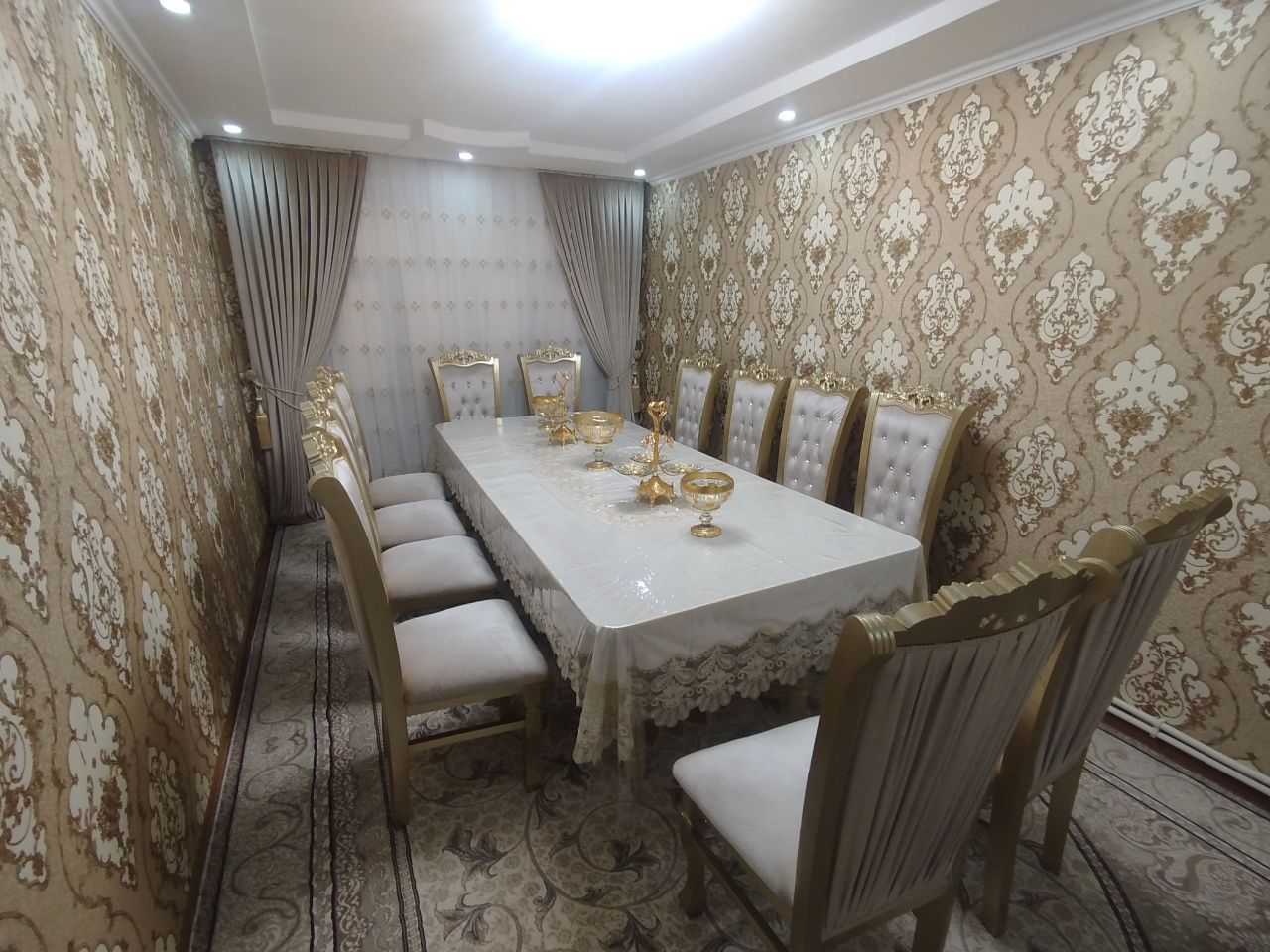 Стол и стулья для гостиной