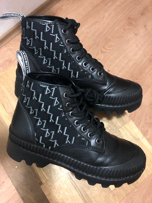 KARL LAGERFELD - Дамски боти с монограми