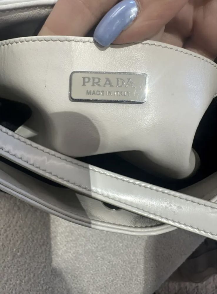 Prada бяла чанта