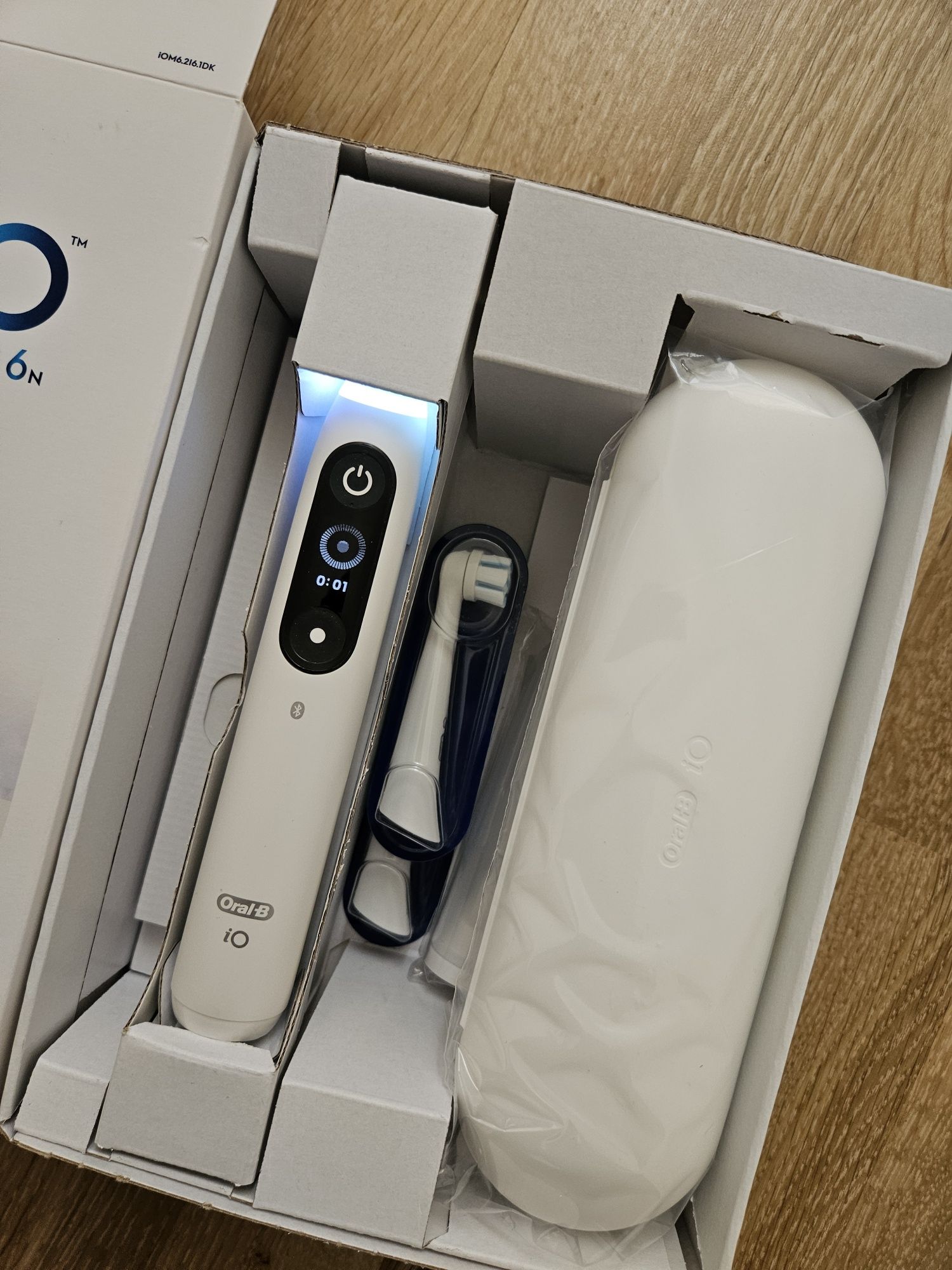 НОВА Електрическа четка за зъби Орал Б Oral B io6 с 2 бр. накрайници