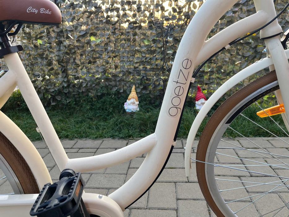 Vand bicicleta de dama Goetze cu cos din nuiele