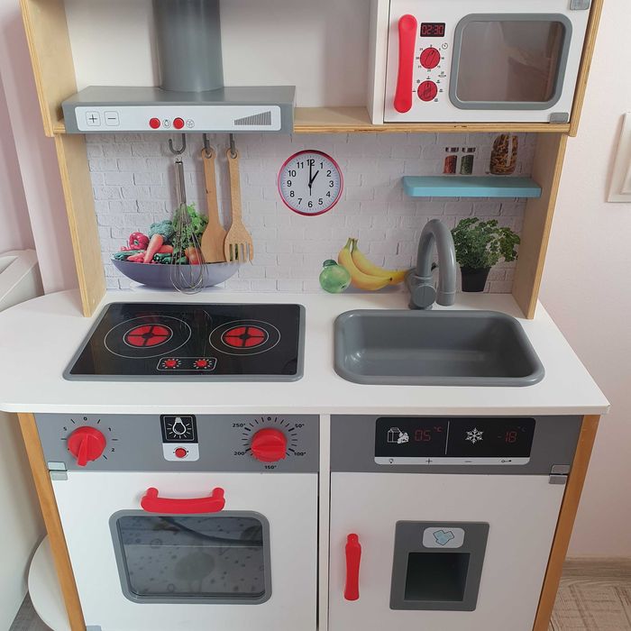 Дървена къща за кукли, дървено конче люлка, дървена кухня