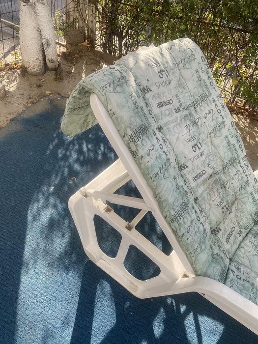 Sezlong din plastic alb